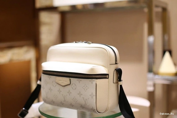 Vuitton Messenger Louis 0513